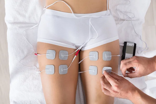 Terapeuten ger elektroder terapi — Stockfoto
