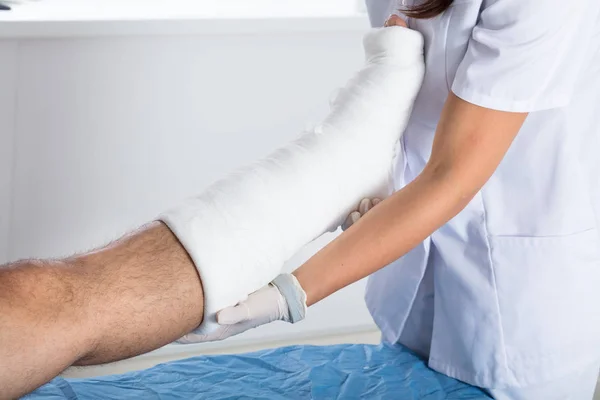 Médecin examinateur jambe — Photo