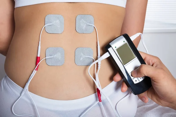 Terapeuta dando electrodos Terapia — Foto de Stock