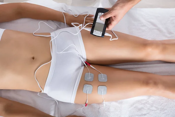 Therapist Giving Electrodes Therapy — Stock Photo, Image