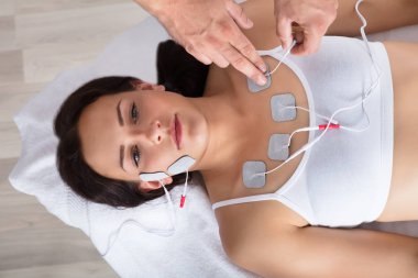 Terapist vererek elektrotlar terapi 