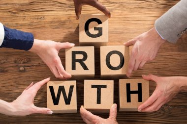 Piramit blok yerleştirme eller