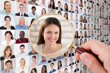 Büyüteç başvuru seyir tutan kişinin el