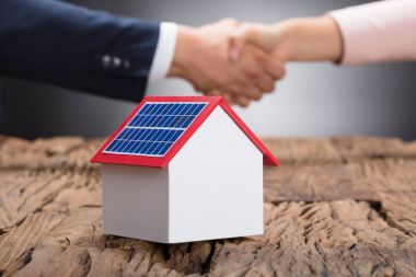 Ahşap masa üzerinde ev modeli