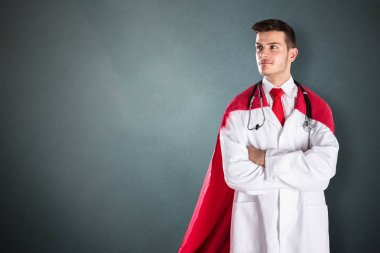 Doktor kırmızı pelerinli