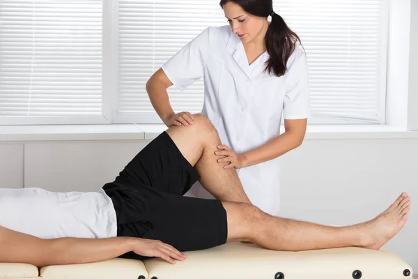 Physiotherapist Giving Leg Exercise — Stock Photo, Image