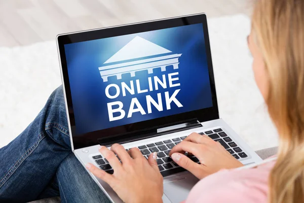 Kvinnan gör online banking — Stockfoto