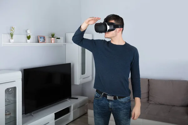 Hombre usando la realidad virtual — Foto de Stock