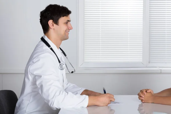 Médico que dá prescrição ao paciente — Fotografia de Stock