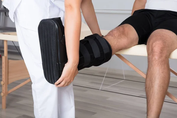 Fysiotherapeut vaststelling wandelen Brace — Stockfoto
