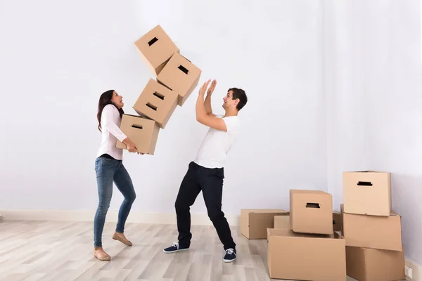 Paar mit fallenden Kisten — Stockfoto