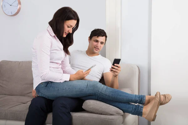 Couple Using Mobile — Stock Photo, Image