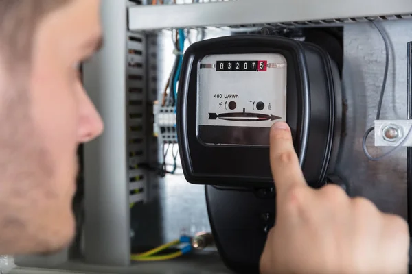 Man wijzend op elektrische Meter — Stockfoto