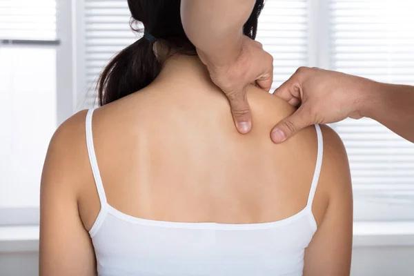 Жінка отримує плечовий масаж — стокове фото