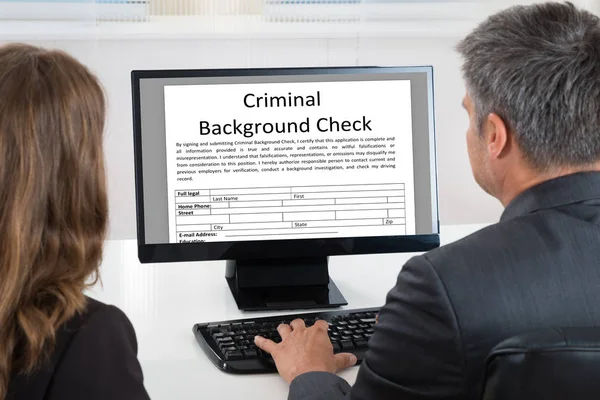 Zwei Personen Bei Krimineller Hintergrundprüfung Computer — Stockfoto