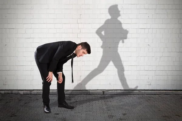 Homme d'affaires avec ombre sur le mur — Photo
