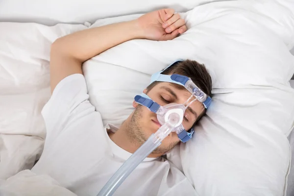 Homem com máquina CPAP — Fotografia de Stock