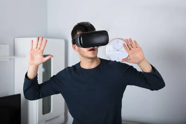 Homem usando realidade virtual — Fotografia de Stock