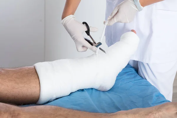 Arzt bindet Verband — Stockfoto