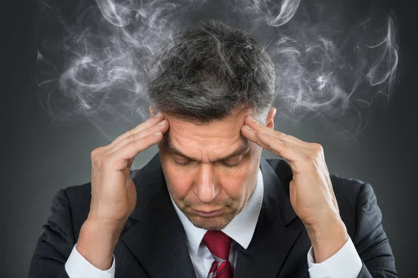 Podnikatel, trpí bolestmi hlavy — Stock fotografie