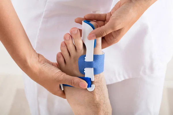 Orthopedist Fixing Plaster — Stock Photo, Image