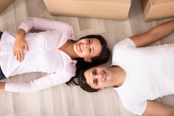 Glückliches Paar auf dem Boden liegend — Stockfoto