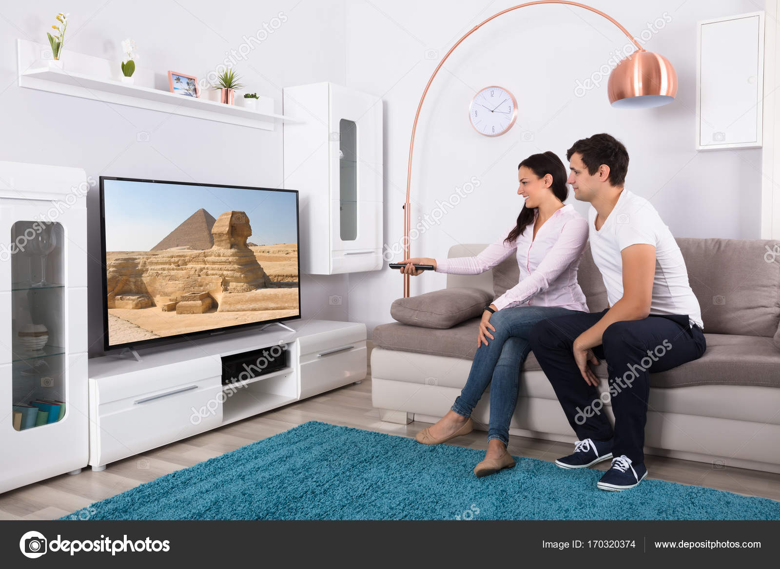 Дома тв. Комната с телевизором. Philips 42pfl6007k. Net tv. Смарт телевизор в комнате.