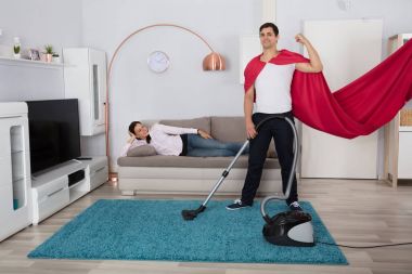 Kocasına bakan kadın. 