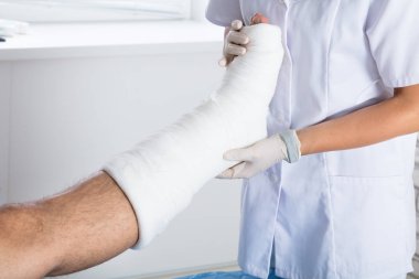 Doktor inceleyerek bacak