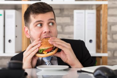 Hamburger yeme işadamı