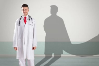 Doktor gölge duvar ile