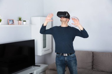 Sanal gerçeklik kullanan adam