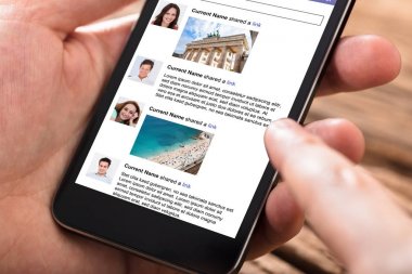 Sosyal web sörf için cep telefonu kullanan kişi closeup