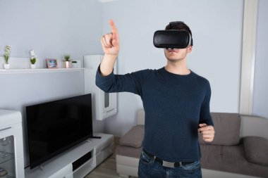 Sanal gerçeklik kullanan adam