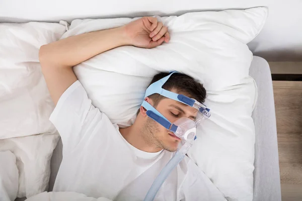 Hombre con apnea del sueño y CPAP —  Fotos de Stock