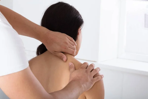 Mujer recibiendo masaje en el hombro — Foto de Stock