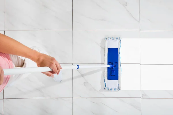 Person rengöring golv med mopp — Stockfoto