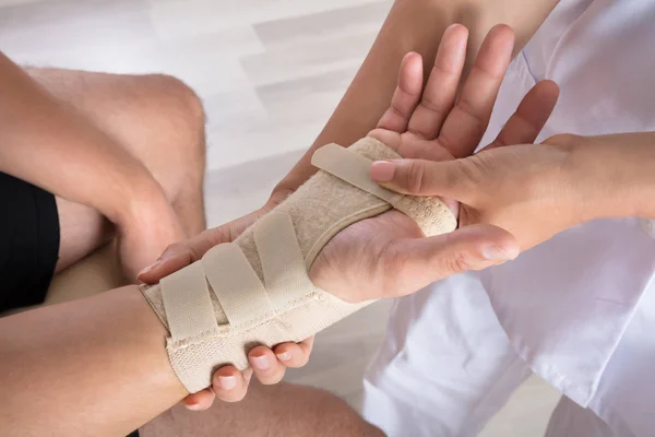 Orthopäde fixiert Gips — Stockfoto