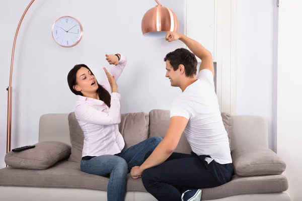 Hombre golpeando a mujer — Foto de Stock