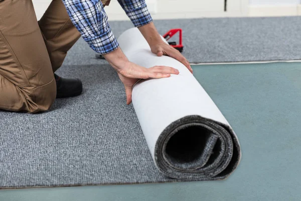Carpenter Laying Carpet — Stock Photo, Image