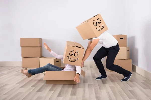 Casal vestindo caixas — Fotografia de Stock