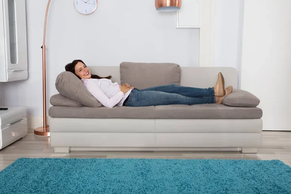 Жінка розслабляється на дивані — стокове фото