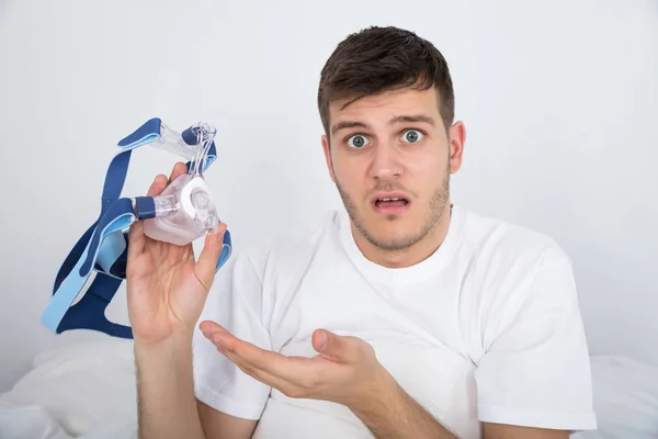 Ung Man innehav CPAP-maskin — Stockfoto