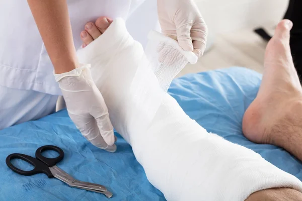 Lekarz wiązanie bandaży — Zdjęcie stockowe