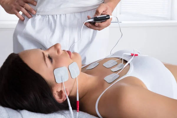 Terapeuta dando electrodos Terapia — Foto de Stock