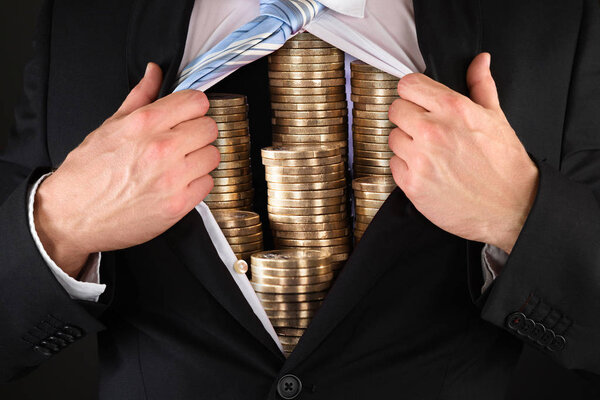 Бизнесмен, стреляющий монетами
