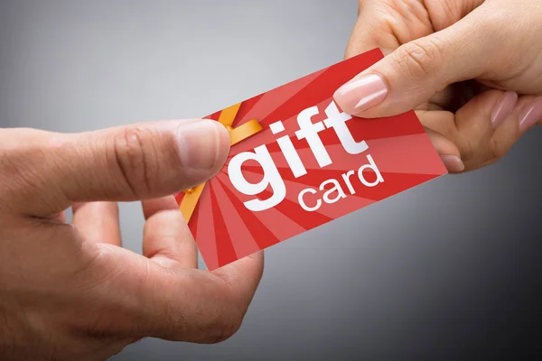 Mani che si scambiano Gift Card — Foto Stock
