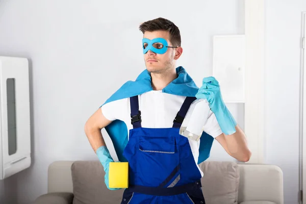 Superhelden-Hausmeister hält Geräte in der Hand — Stockfoto