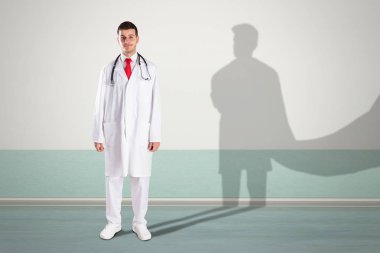 Doktor gölge duvar ile