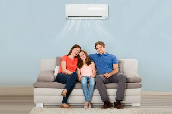 Family Sitting Under Conditioning — Stock Photo, Image